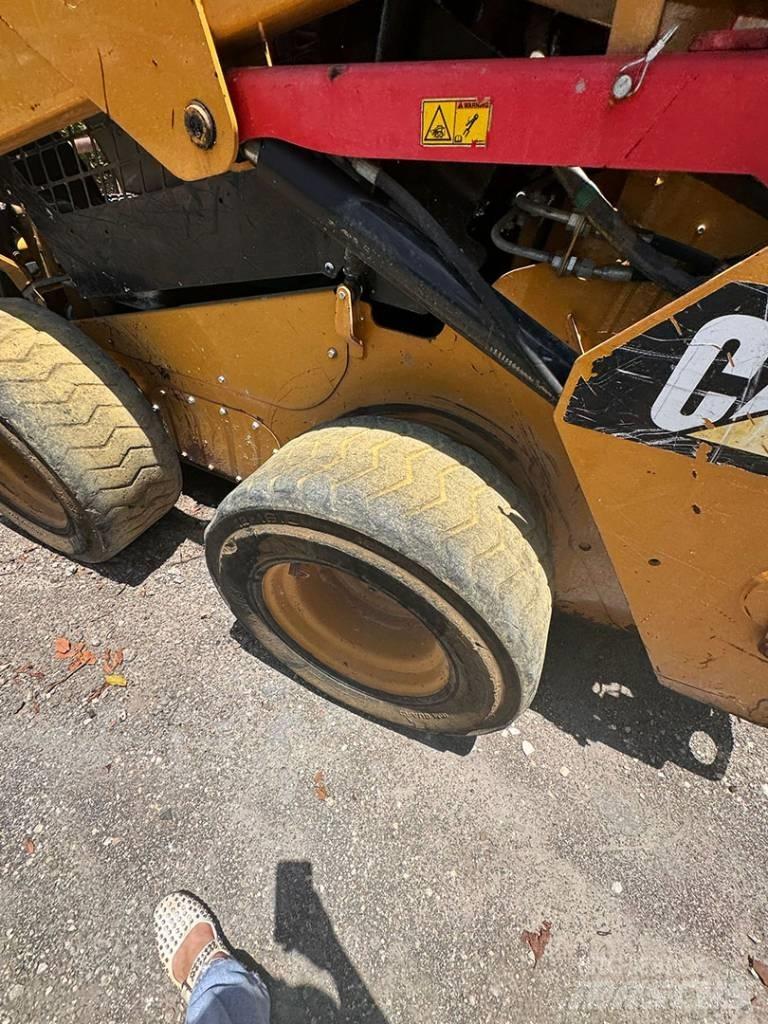 CAT 242 D Krautuvai su šoniniu pasukimu