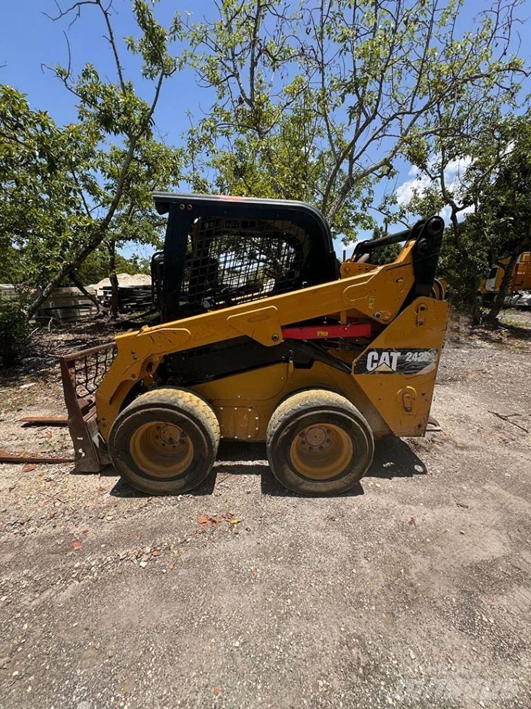 CAT 242 D Krautuvai su šoniniu pasukimu