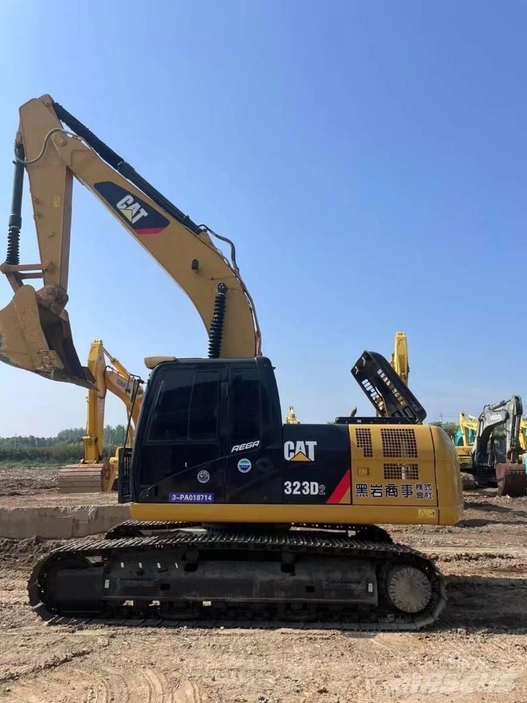 CAT 323 D Vikšriniai ekskavatoriai