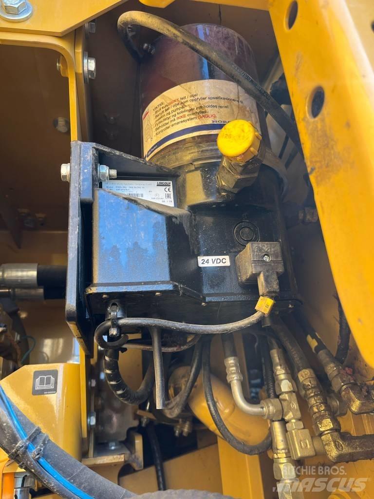 CAT 323 Vikšriniai ekskavatoriai