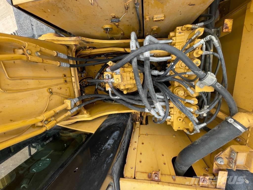 CAT 323 D Vikšriniai ekskavatoriai
