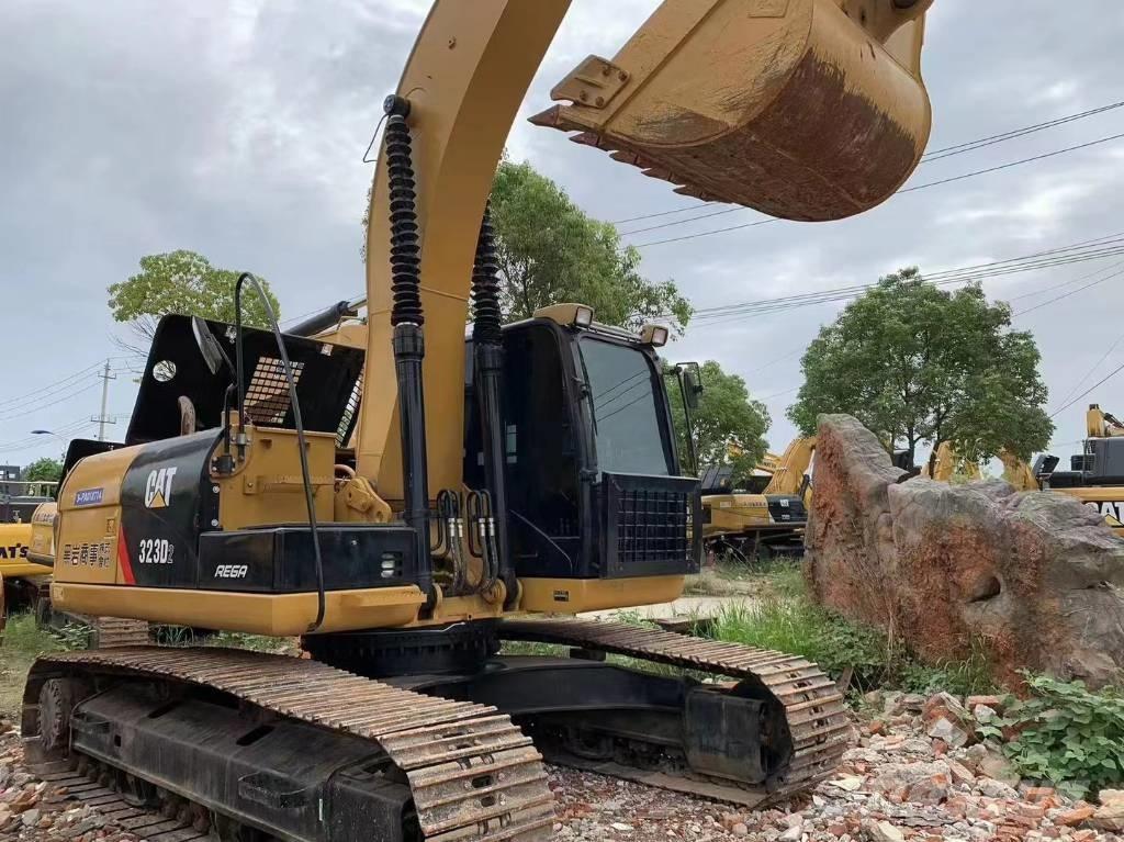 CAT 323D Vikšriniai ekskavatoriai