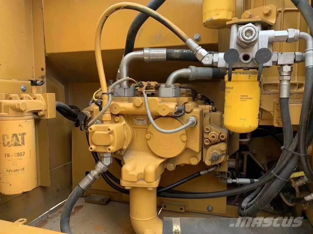 CAT 323D Vikšriniai ekskavatoriai