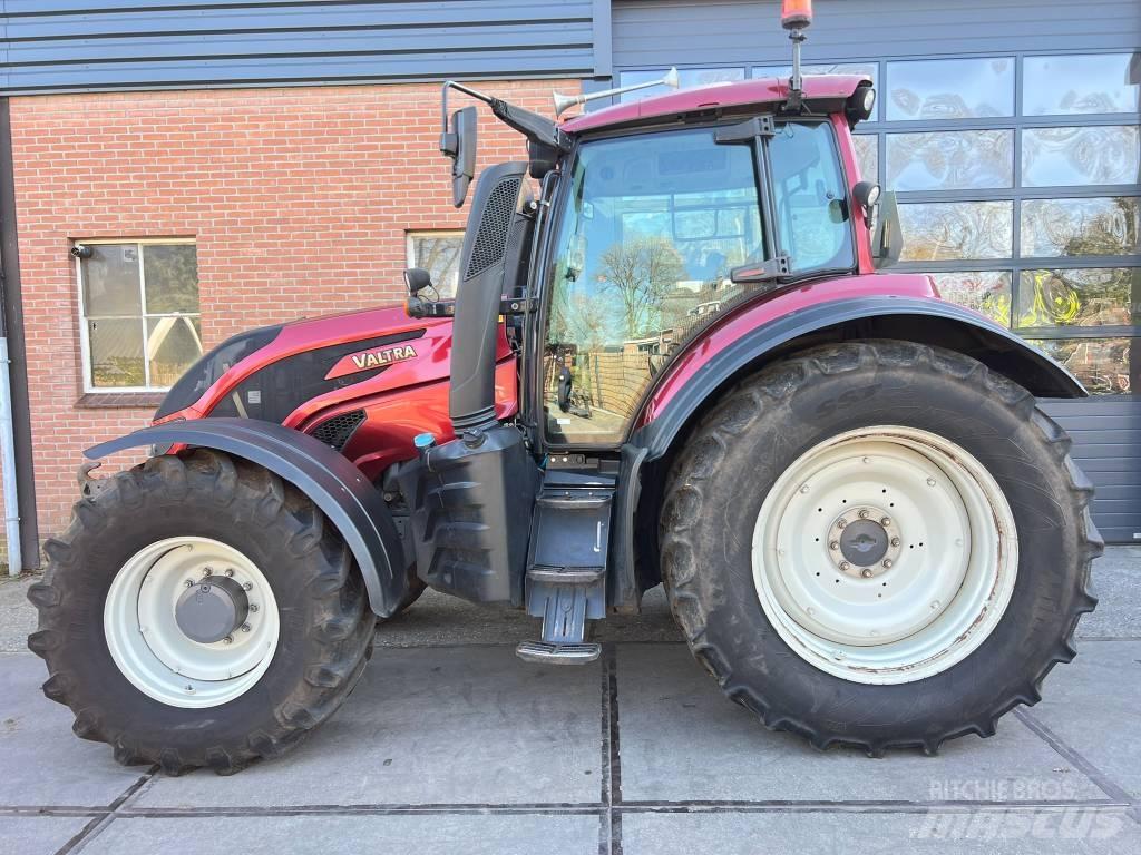Valtra T 174 Versu Traktoriai