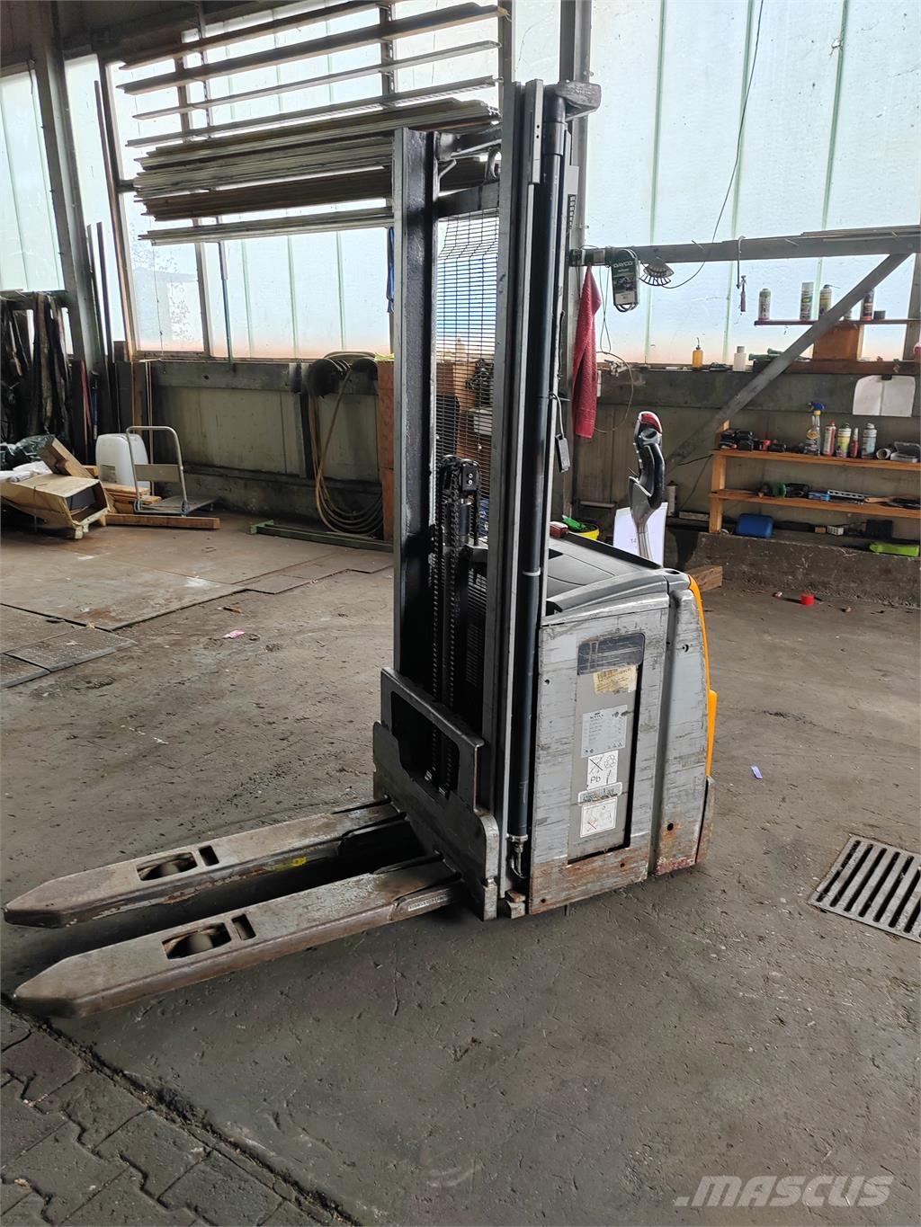 Still EXV14 Savaeigiai rietuvai