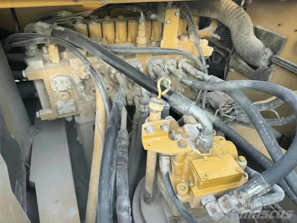 CAT 330 Vikšriniai ekskavatoriai