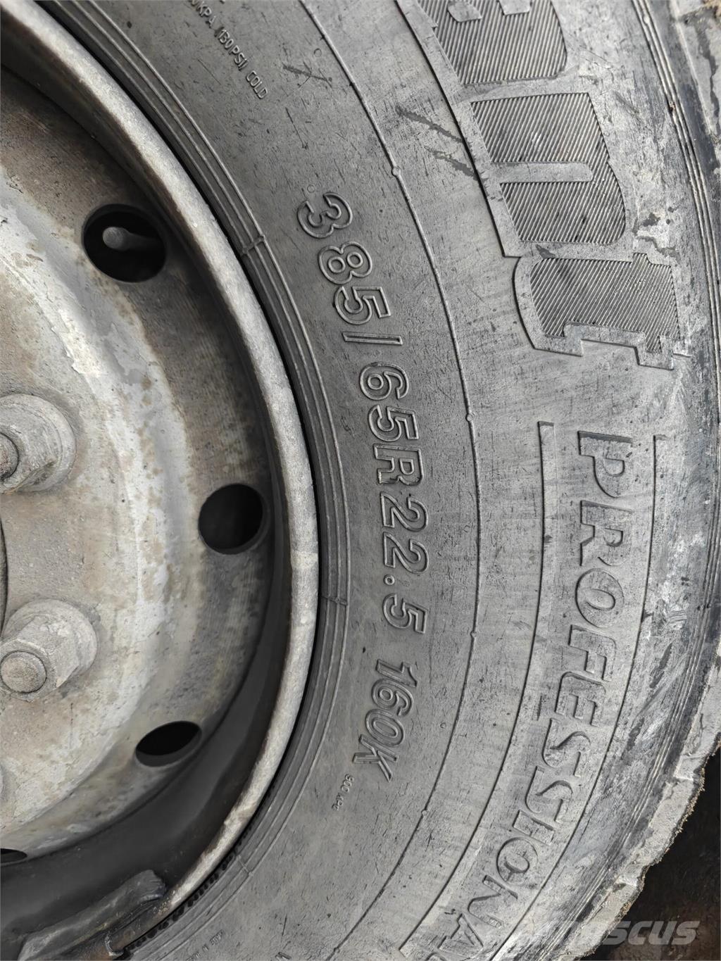 Sisu E11M Savivarčių priekabų vilkikai