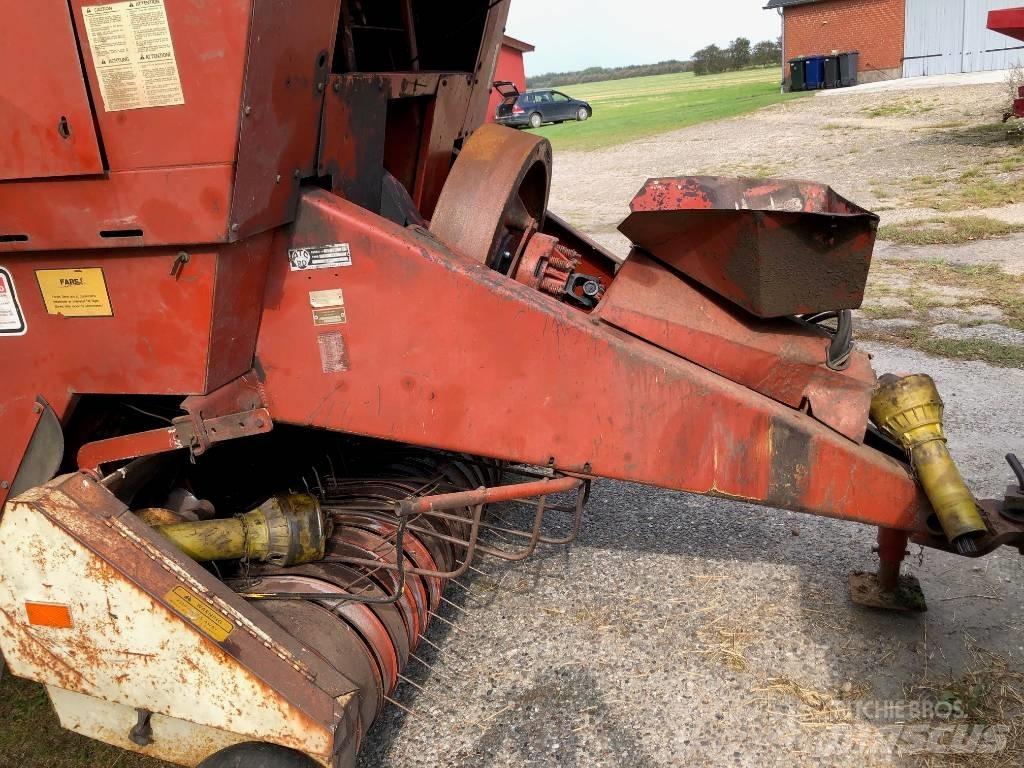 Hesston 4800 Stačiakampių ryšulių presai