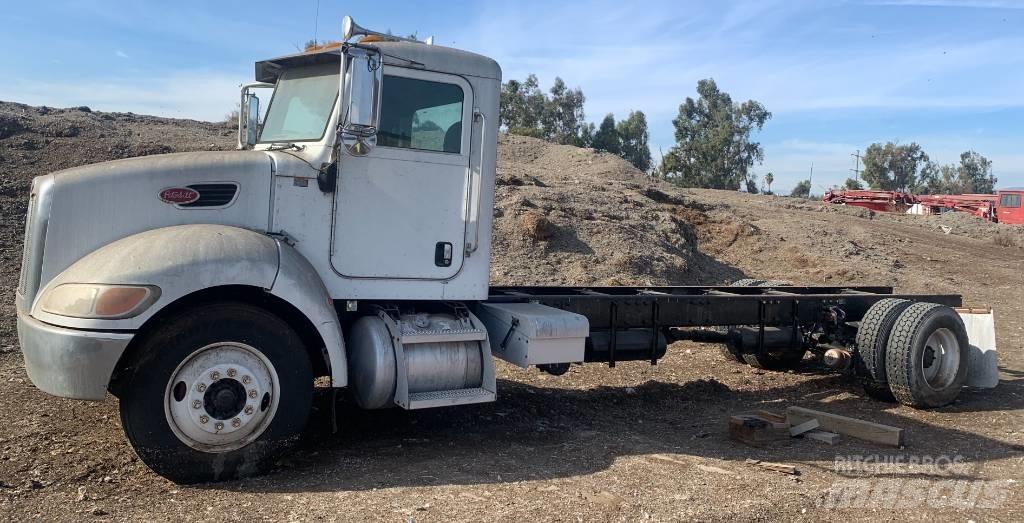 Peterbilt 335 Savivarčių priekabų vilkikai
