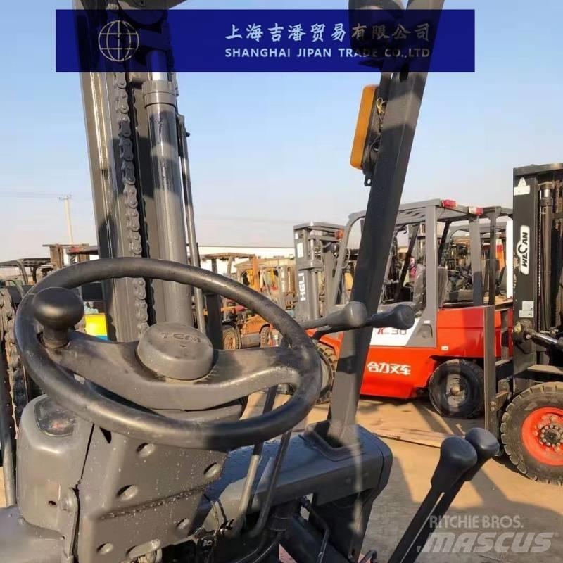 TCM FD 30 Dyzeliniai krautuvai