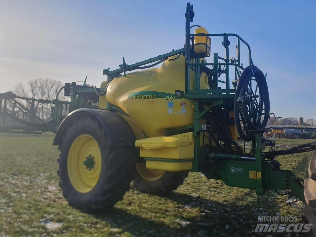 John Deere 840 Prikabinami purkštuvai