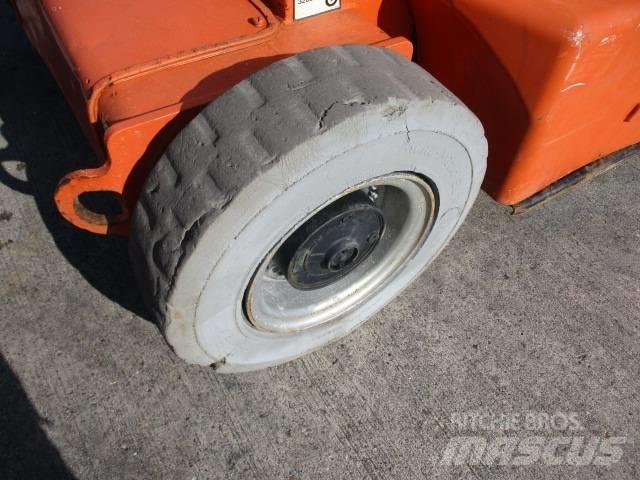 JLG E400AJP (817) Kompaktiškas savaeigis strėlinis keltuvas