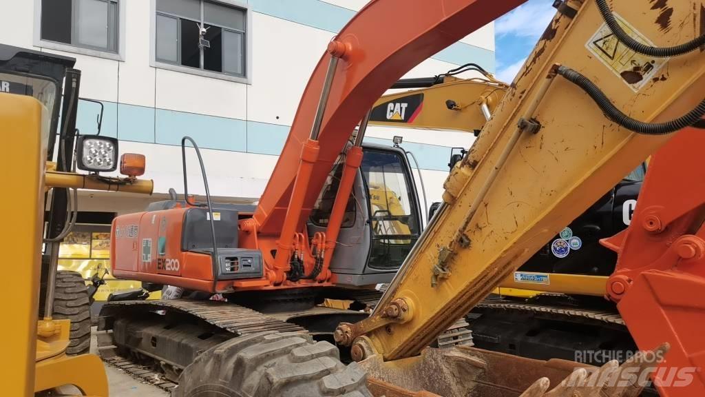 Hitachi EX 200-5 Vikšriniai ekskavatoriai