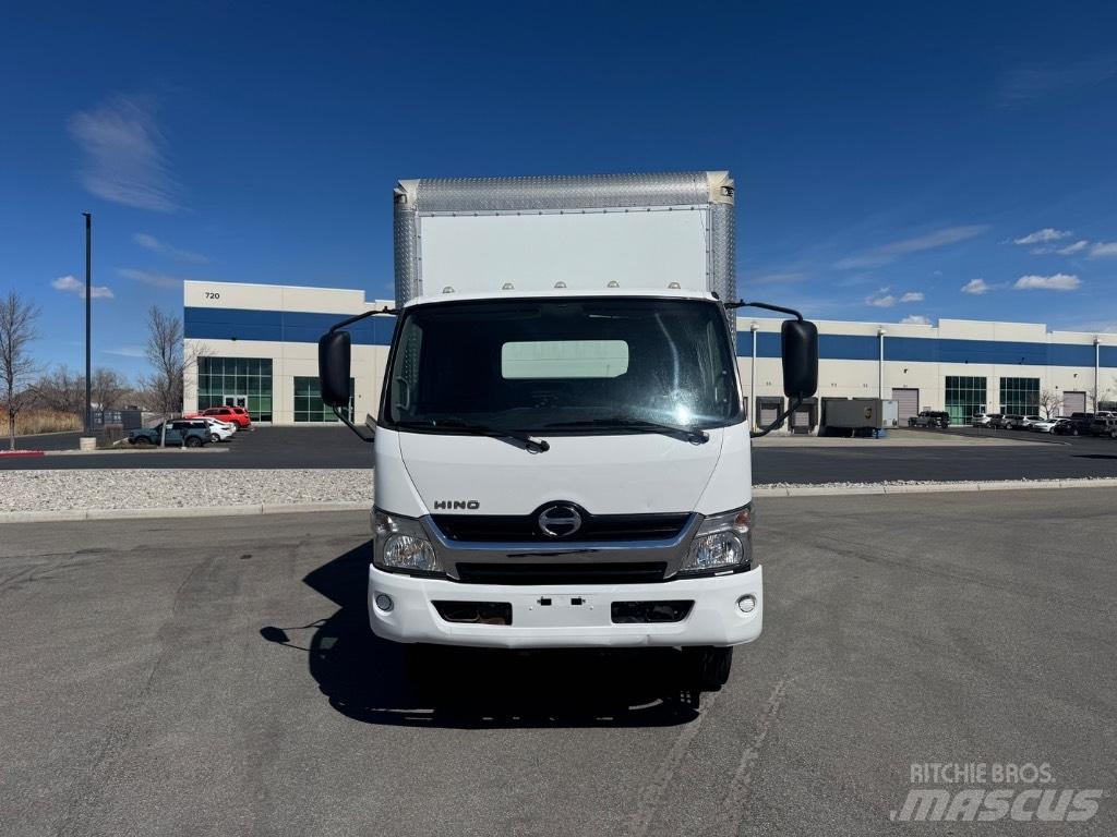 Hino 155 Sunkvežimiai su dengtu kėbulu