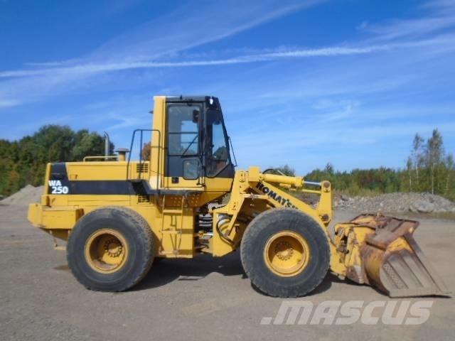 Komatsu WA 250 Naudoti ratiniai krautuvai