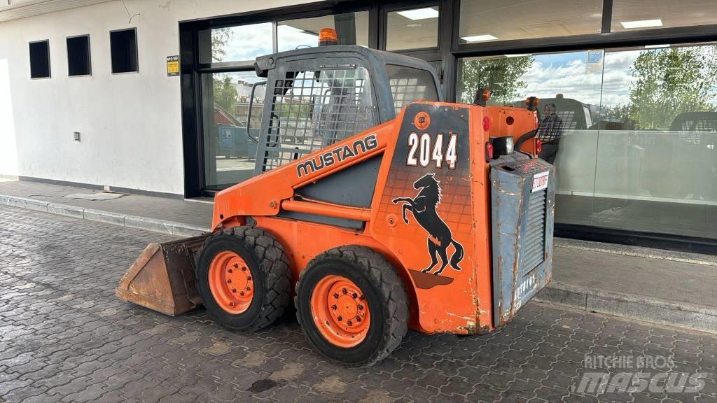 Mustang 2044 Krautuvai su šoniniu pasukimu