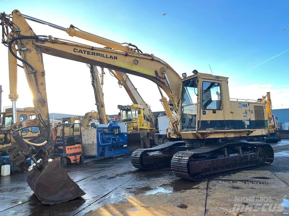 CAT 225 Vikšriniai ekskavatoriai