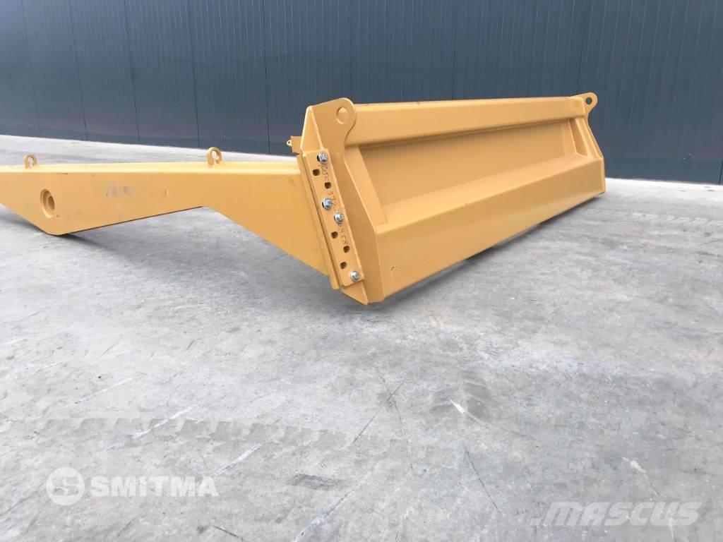 CAT 725C Galiniai žibintai