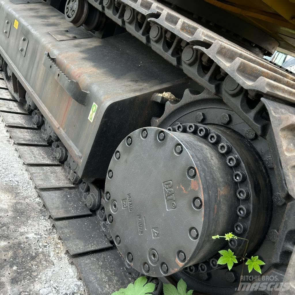 CAT 330D2 Vikšriniai ekskavatoriai
