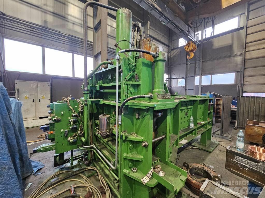  Henschel 30 x 30 Pramoniniai presai
