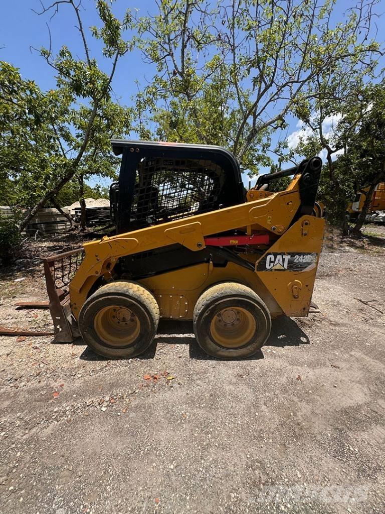 CAT 242 D Krautuvai su šoniniu pasukimu