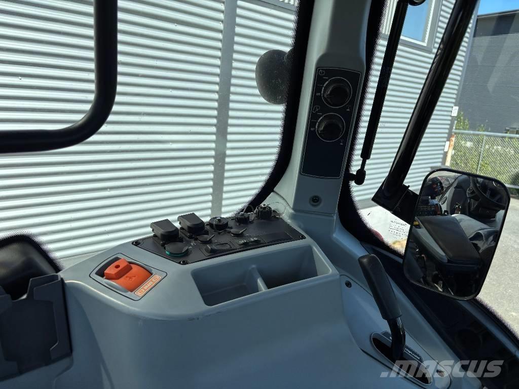 Valtra T 215 Versu Traktoriai