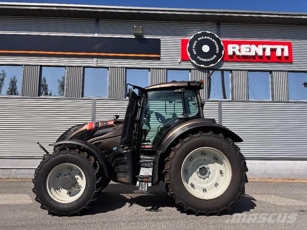 Valtra T 215 Versu Traktoriai