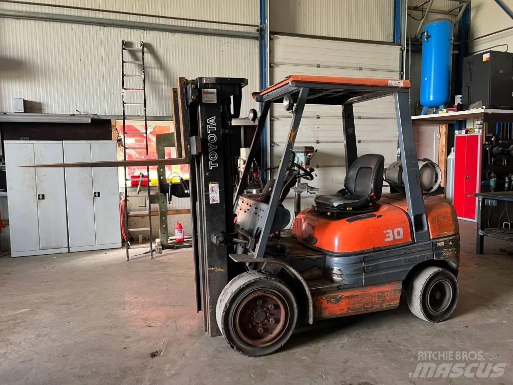Toyota 02-6 FG F 30 LPG (dujiniai) krautuvai