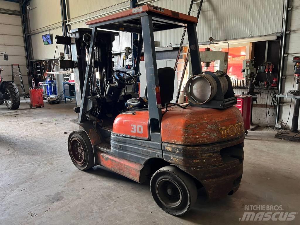 Toyota 02-6 FG F 30 LPG (dujiniai) krautuvai