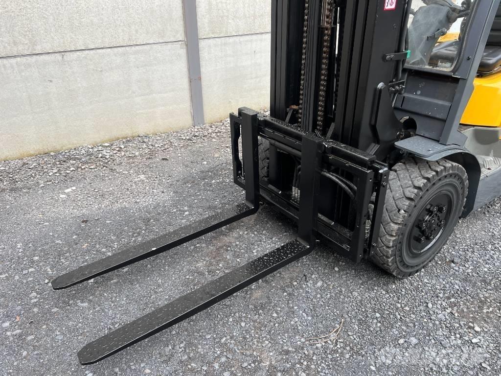 TCM FD30T3 Dyzeliniai krautuvai