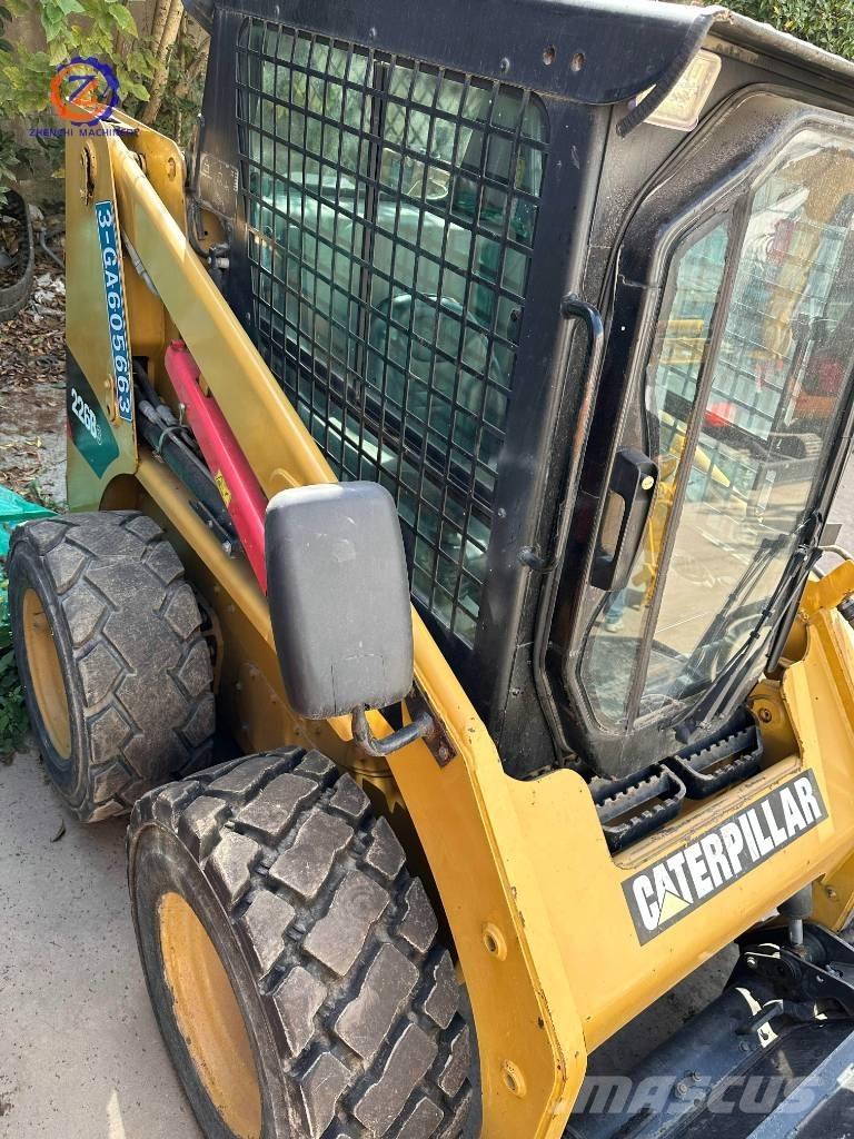 CAT 226 B Krautuvai su šoniniu pasukimu