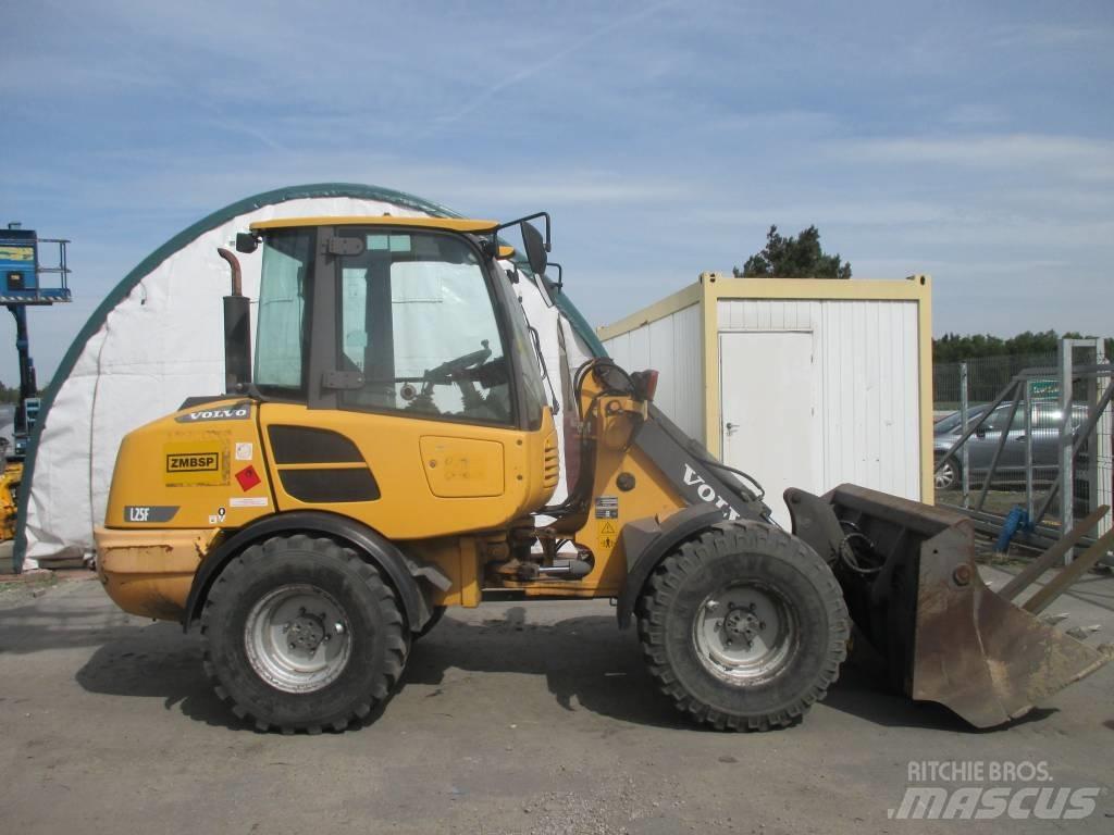 Volvo L 25 F Naudoti ratiniai krautuvai