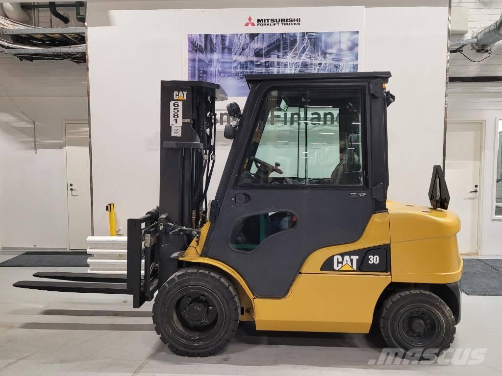 CAT DP 30 N Dyzeliniai krautuvai