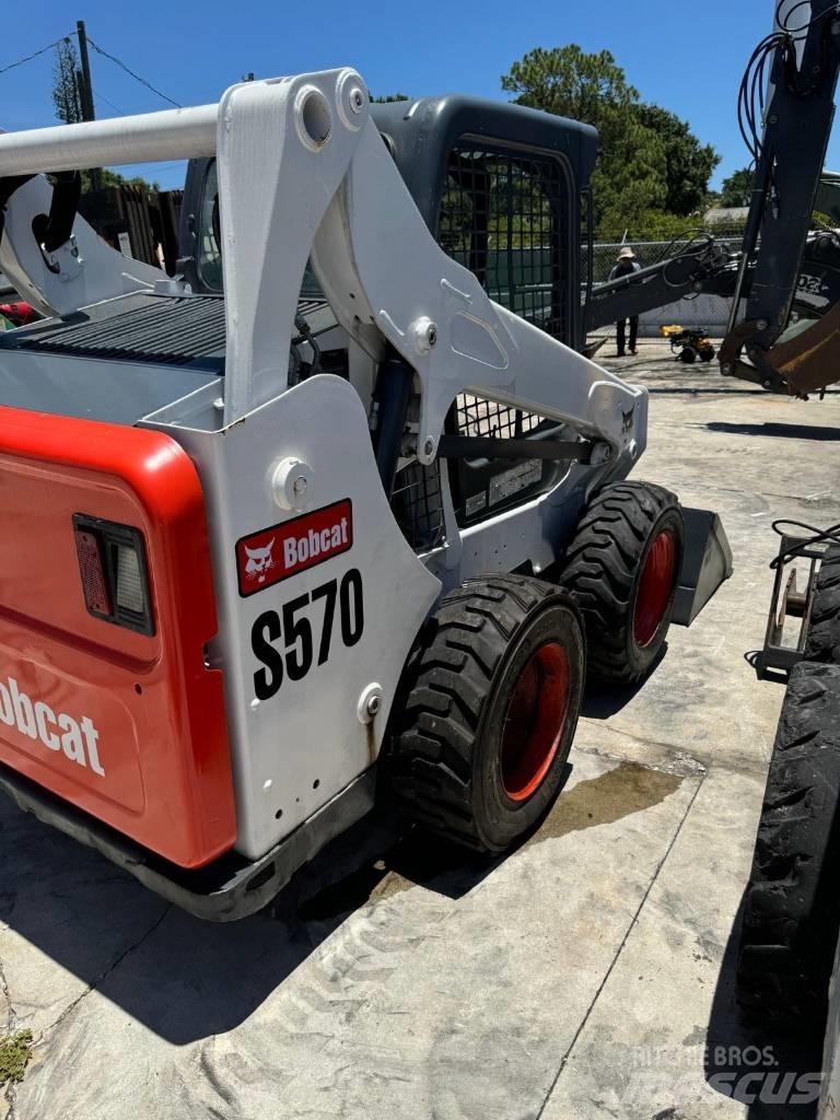 Bobcat S570 Krautuvai su šoniniu pasukimu
