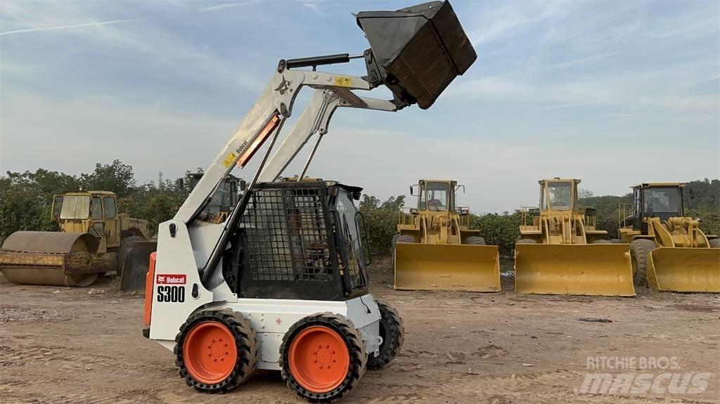 Bobcat S 300 Krautuvai su šoniniu pasukimu