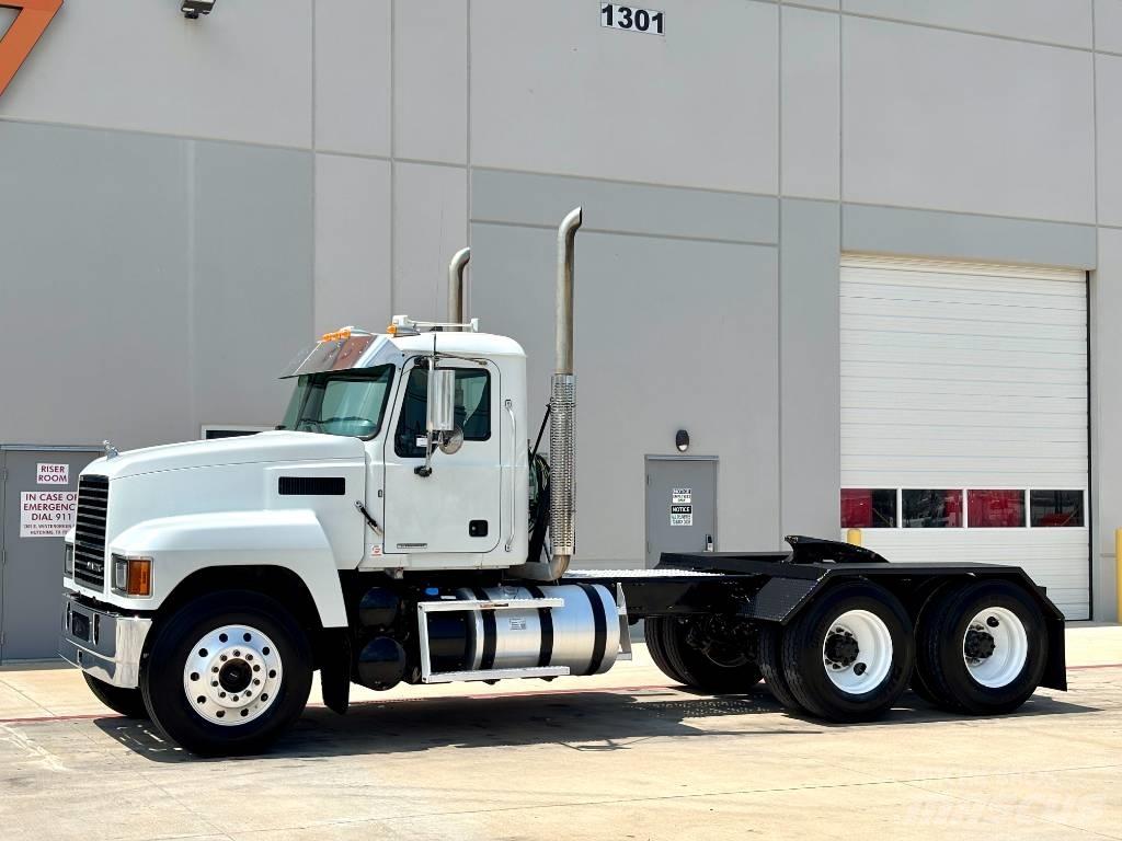 Mack Pinnacle 64T Naudoti vilkikai