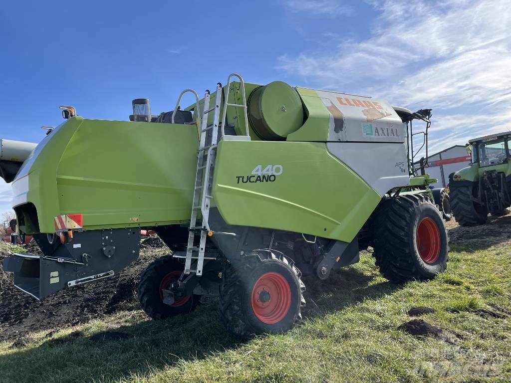 CLAAS Tucano 440 Derliaus nuėmimo kombainai