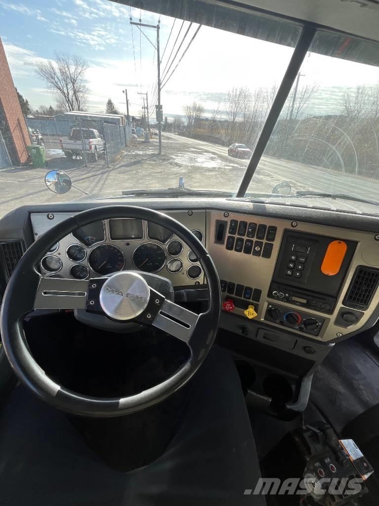 Mack GU813 Savivarčių priekabų vilkikai