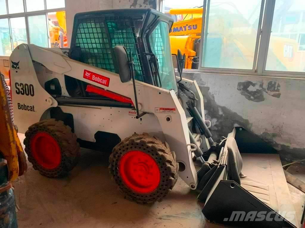Bobcat S 300 Krautuvai su šoniniu pasukimu
