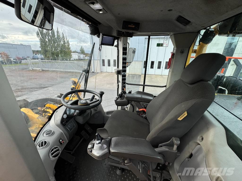 Volvo L 260 H Naudoti ratiniai krautuvai