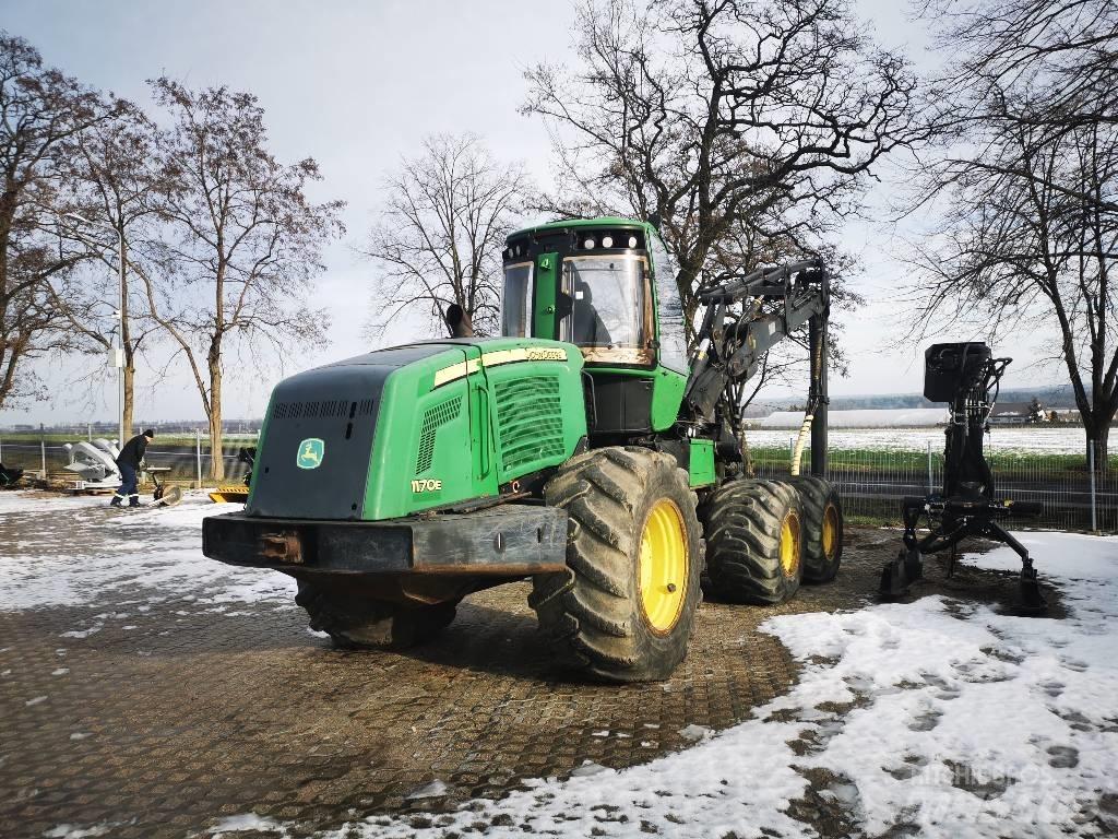 John Deere 1170 E Medkirtės