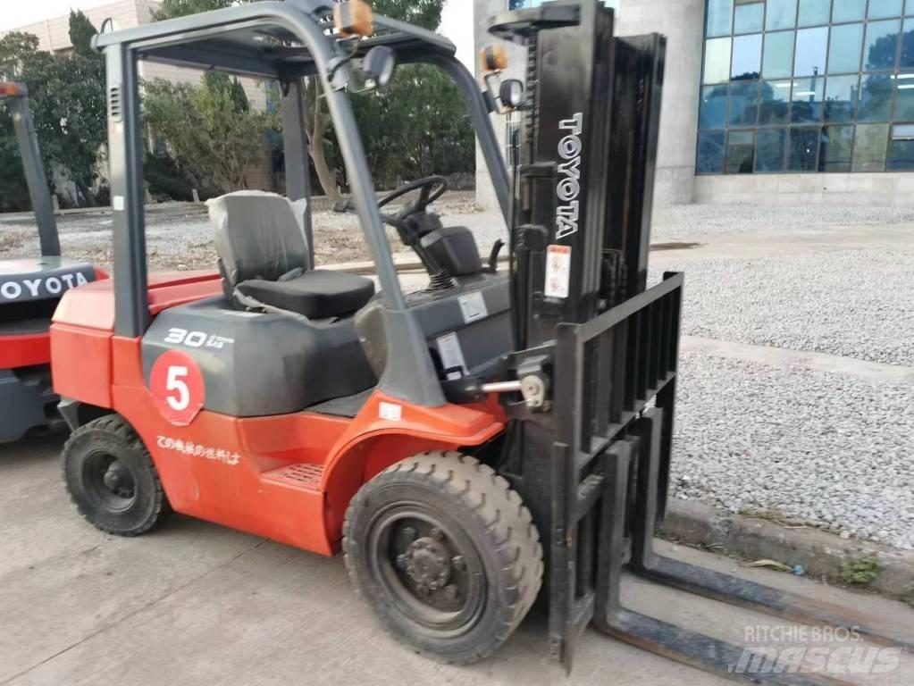 Toyota 7FD 30 Dyzeliniai krautuvai