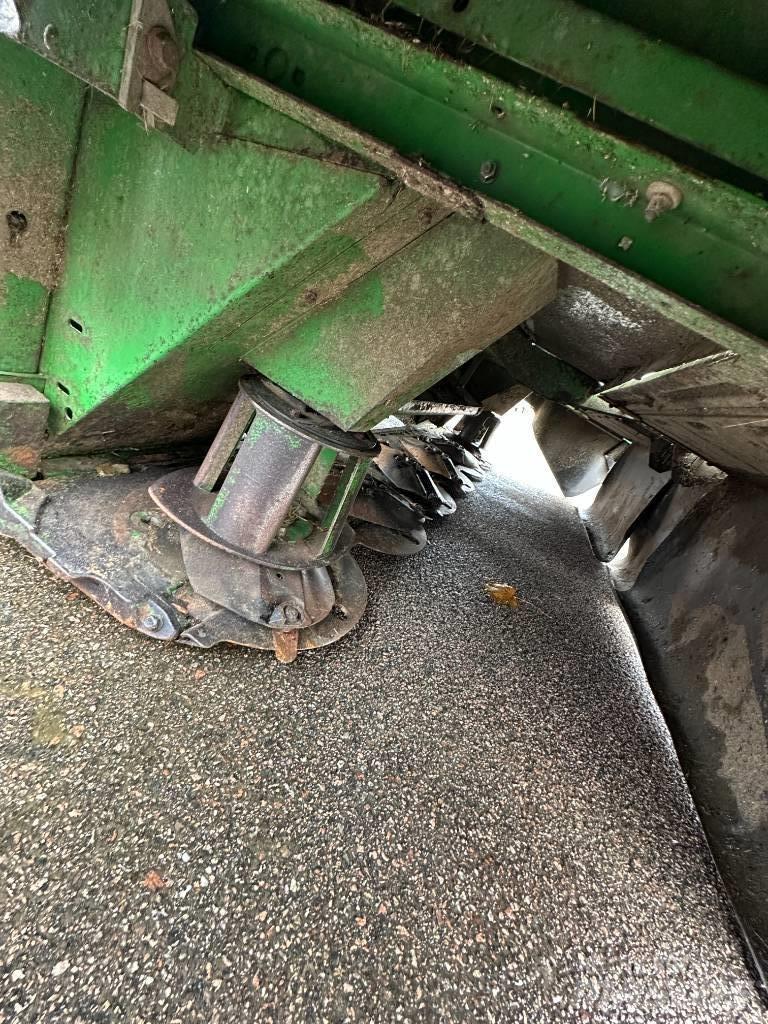 John Deere 830 Formuojančios žoliapjovės