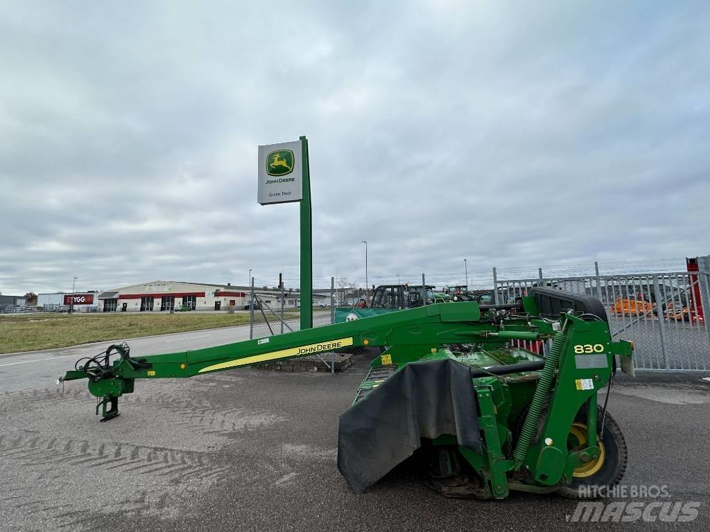 John Deere 830 Formuojančios žoliapjovės