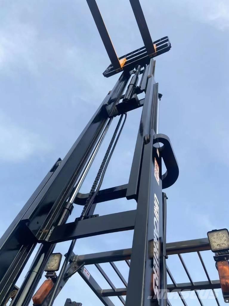 TCM FD 30 Dyzeliniai krautuvai