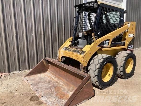 CAT 226B Krautuvai su šoniniu pasukimu