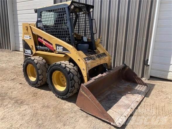 CAT 226B Krautuvai su šoniniu pasukimu