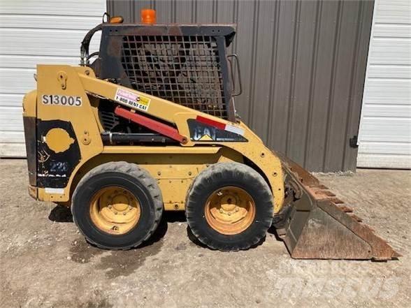CAT 228 Krautuvai su šoniniu pasukimu