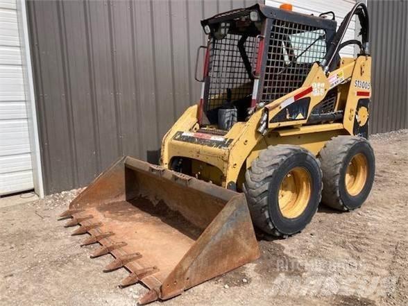 CAT 228 Krautuvai su šoniniu pasukimu