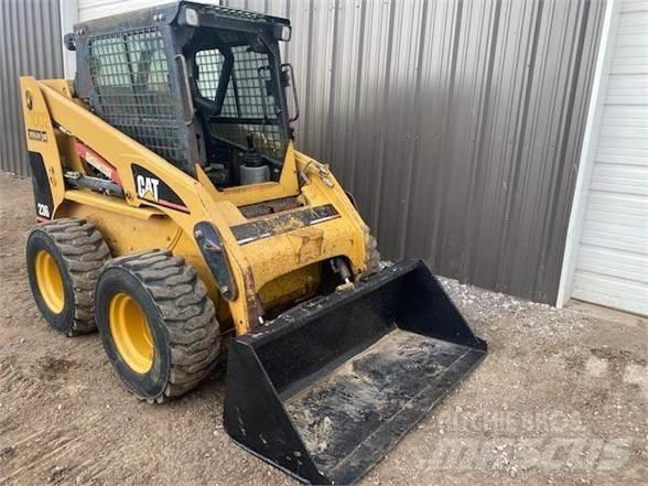 CAT 236 Krautuvai su šoniniu pasukimu